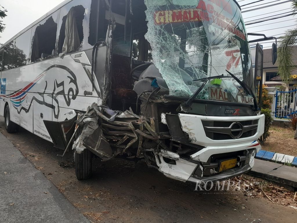Bus Tentrem yang terlibat kecelakaan beruntun di Singosari, Kabupaten Malang, Jawa Timur, setelah dievakuasi, Rabu (13/9/2023)