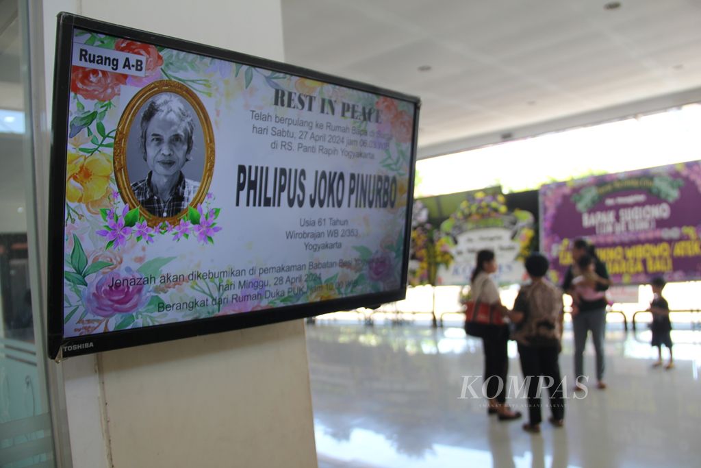 Information on the burial of poet Joko Pinurbo at the PUKJ Funeral Home in Bantul Regency, Special Region of Yogyakarta on Saturday (27/4/2024). Joko Pinurbo passed away on Saturday morning at Panti Rapih Hospital, Yogyakarta.