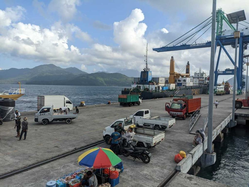 Suasana aktivitas di Pelabuhan Ternate, Kota Ternata, Maluku Utara, Jumat (6/10/2023).