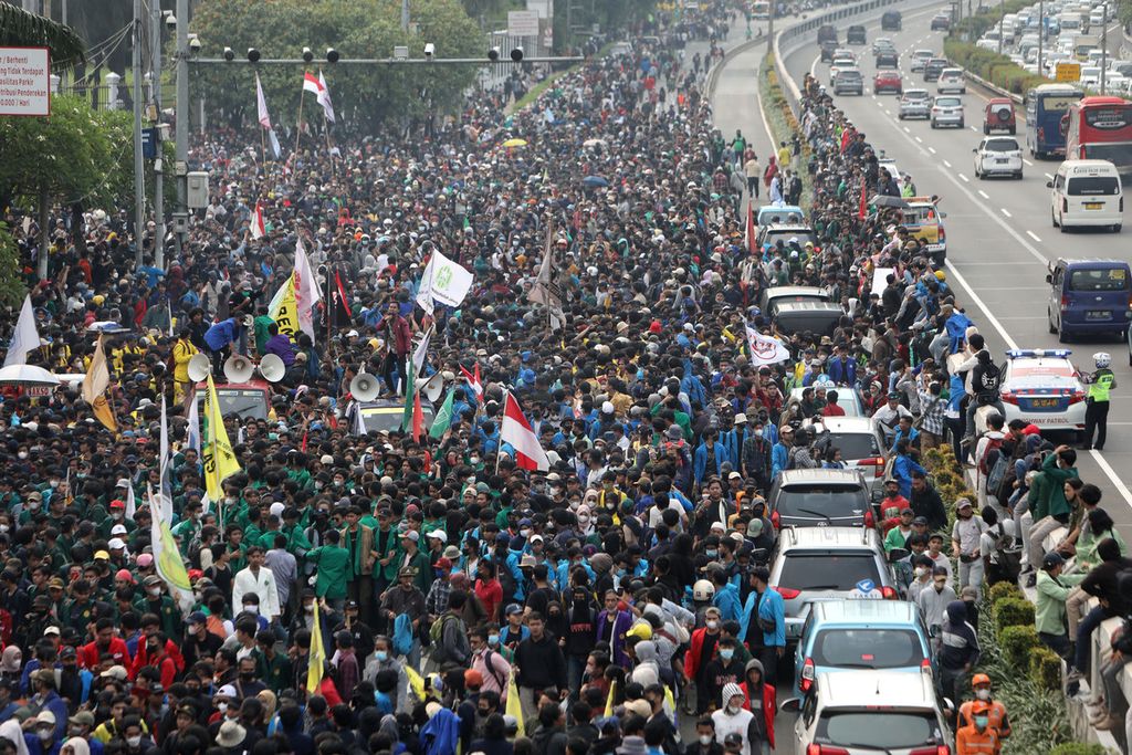Massa mahasiswa saat berunjuk rasa di depan Gedung Parlemen, Senayan, Jakarta, Senin (11/4/2022). 