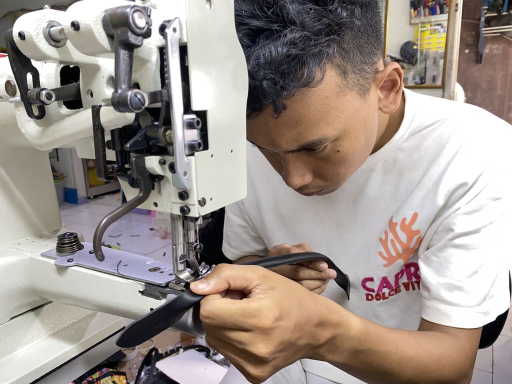 Wira Laga Bachtiar (29), pemuda asal Sidoarjo yang mengubah benda-benda lama menjadi barang mode baru (<i>upcycle</i>). Ia mengunggah kegiatannya tersebut di akun media sosial @wiralagabae.