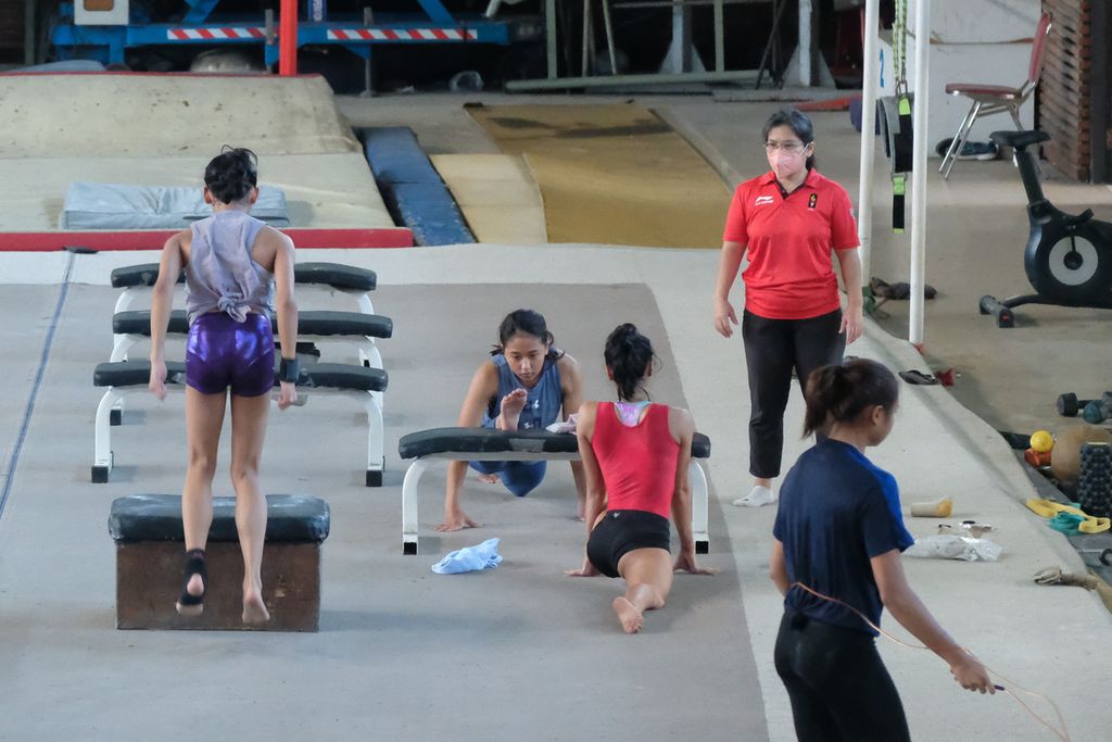 Suasana pemusatan latihan nasional senam SEA Games Vietnam 2021 di GOR Senam Radin Inten, Jakarta, Jumat (8/4/2022). Pelatih senam artistik putri nasional, Eva Novalina Butar Butar (baju merah, berdiri), memimpin latihan ini.