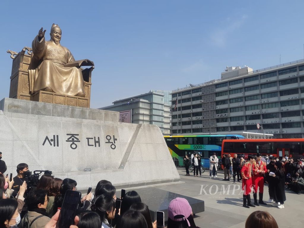 Penggemar berkumpul dengan tertib untuk menyapa, memotret, atau sekadar menatap idola mereka di Seoul, Korea Selatan, Senin (20/3/2023).