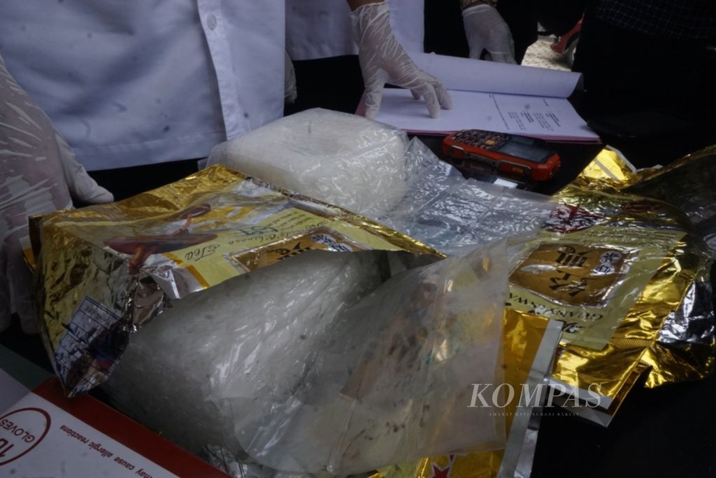 Evidence of 2 kilograms of crystal methamphetamine seized by the Lampung Police officers.