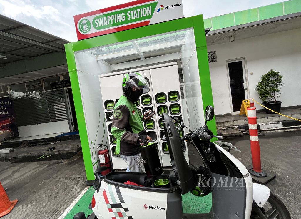 One of the GoRide Gojek driver partners exchanged electric motorcycle batteries at Pertamina gas stations, Jalan MT Haryono, South Jakarta, Thursday (24/2/2022).