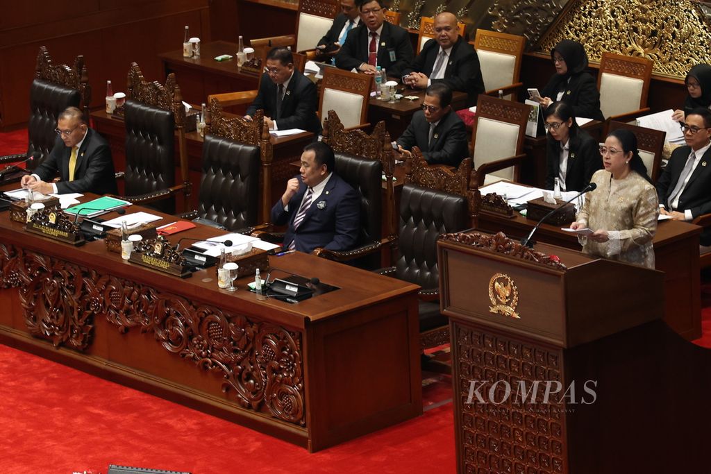 Ketua DPR Puan Maharani berpidato saat Rapat Paripurna DPR di Kompleks Parlemen, Senayan, Jakarta, Kamis (11/7/2024). 