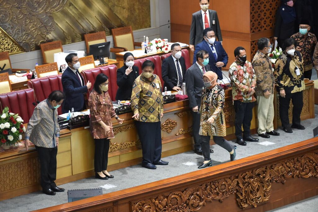 Para menteri Kabinet Indonesia Maju bersiap untuk berfoto bersama pimpinan DPR pada akhir Rapat Paripurna DPR masa persidangan I tahun sidang 2019-2020 di Kompleks Parlemen, Senayan, Jakarta, Senin (5/10/2020). Rapat paripurna hari itu secara resmi mengesahkan <i>omnibus law</i> RUU Cipta Kerja menjadi undang-undang.