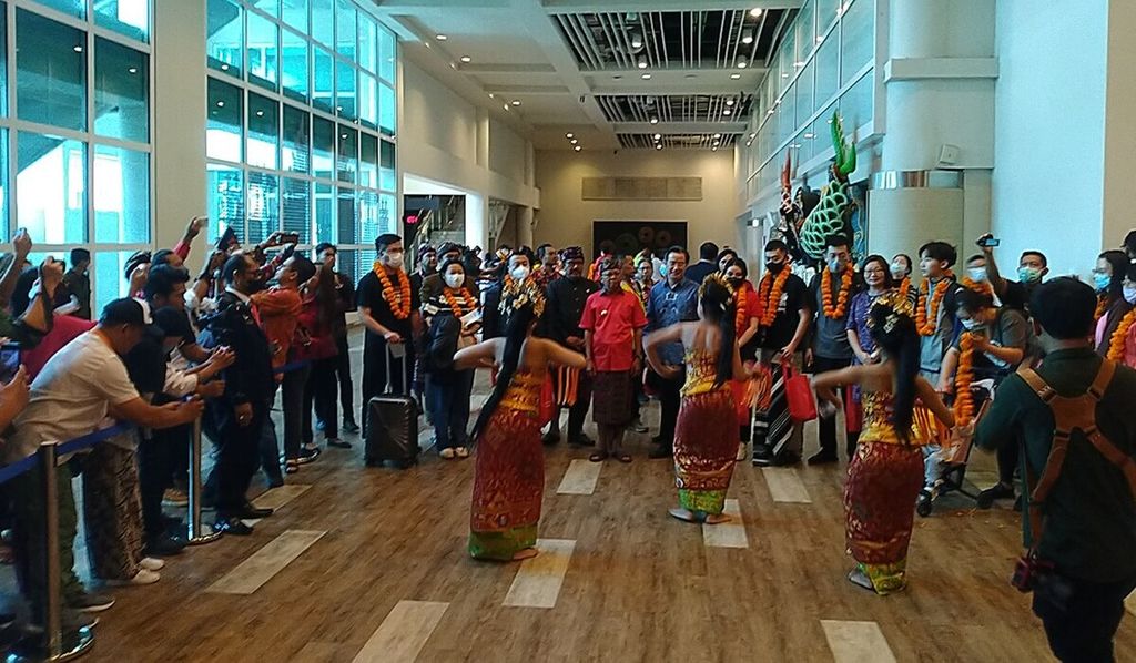 Gubernur Bali Wayan Koster (tengah) didampingi Wakil Gubernur Bali Tjokorda Oka Artha Ardana Sukawati (sebelah kiri) dan Konsul Jenderal Republik Rakyat China Zhu Xinglong (sebelah kanan) menyaksikan pementasan tari Bali dalam seremoni penyambutan penumpang penerbangan khusus sewa dari Shenzhen, China, di Bandara Internasional I Gusti Ngurah Rai, Badung, Minggu (22/1/2023).
