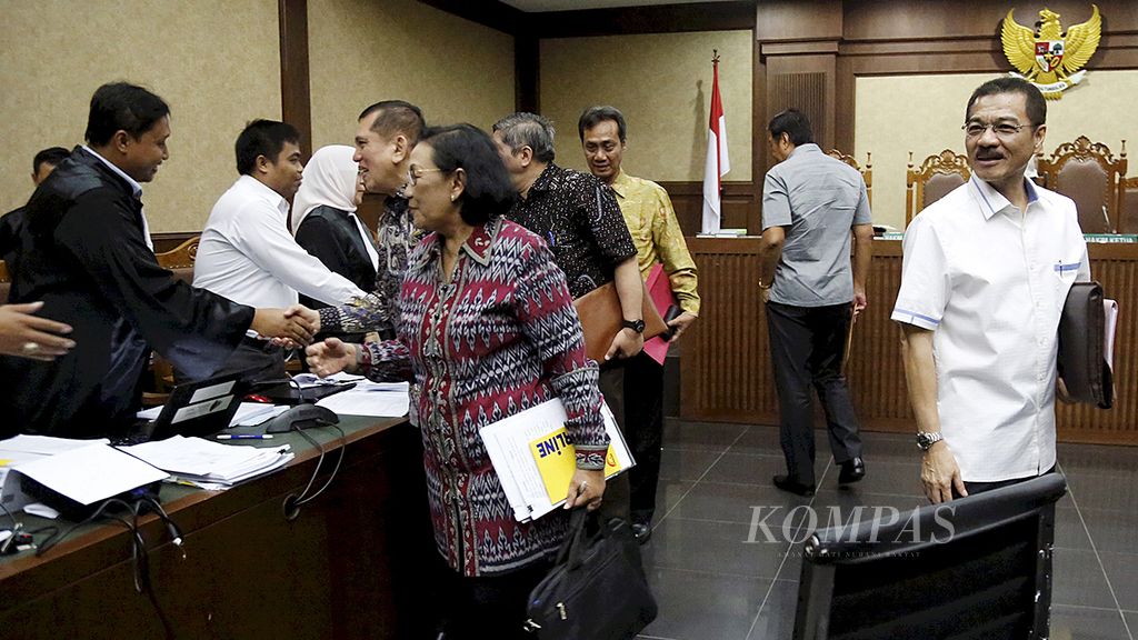 Sidang lanjutan  kasus KTP elektronik menghadirkan sejumlah nama sebagai saksi, antara lain mantan Menteri Dalam Negeri Gamawan Fauzi (kanan), mantan Sekjen Kemendagri Diah Anggraini, dan  Ketua Komisi II DPR periode 2009-2014 Chairuman Harahap, di Pengadilan Tindak Pidana Korupsi Jakarta, Kamis (16/3).