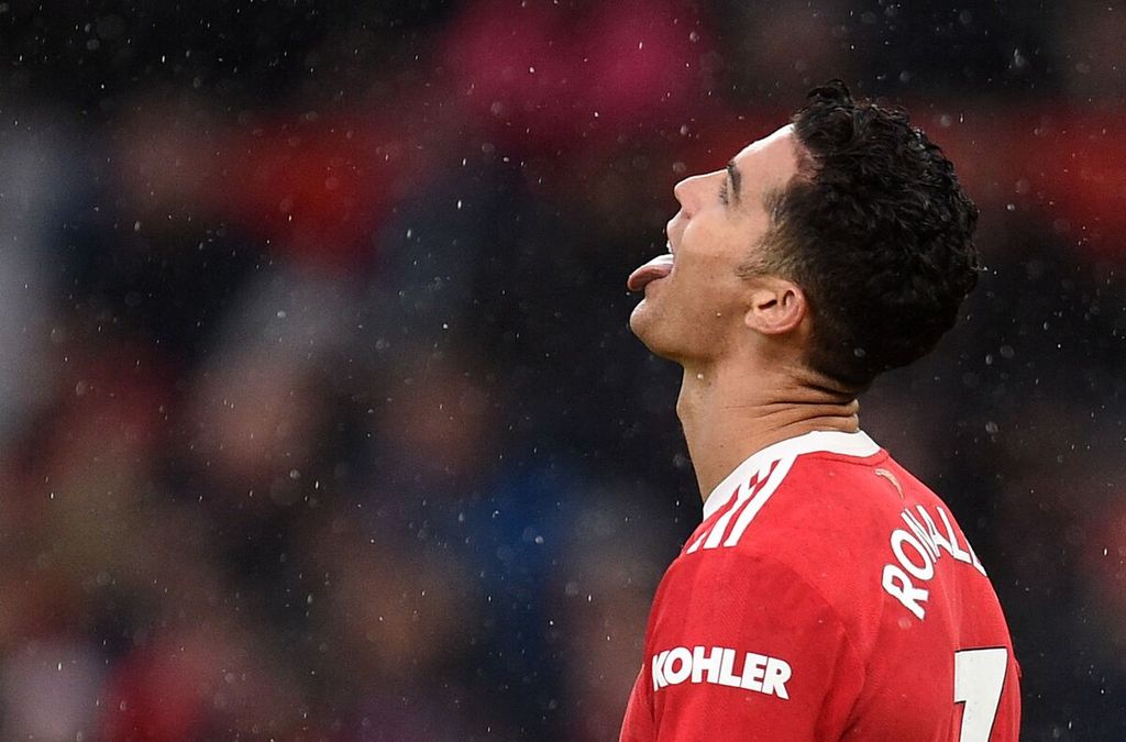 Reaksi penyerang Manchester United, Cristiano Ronaldo, dalam pertandingan Liga Inggris antara Manchester United dan Southampton di Stadion Old Trafford, Manchester, Sabtu (12/2/2022) malam WIB. Ronaldo gagal mencetak gol yang ke-6 secara berturut-turut.