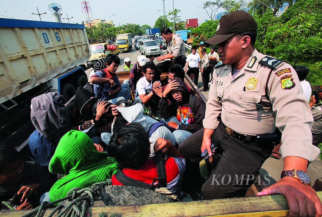 Sekitar 20 pelajar SMK Wiyata Mandala digelandang di atas truk yang ditumpanginya secara beramai-ramai, tetapi tertangkap oleh operasi Kilat Jaya di Jalan RE Martadinata, Tanjung Priok, Jakarta, Senin (19/9/2018). 