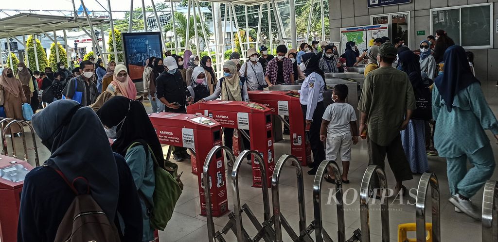 Suasana salah satu sudut Stasiun Bogor, Kota Bogor, Jabar, yang ramai pelancong, Jumat (6/5/2022). Sarana KRL menjadi salah satu moda yang diandalkan warga Jakarta sebagai sarana transportasi liburan ke wilayah Bogor. 