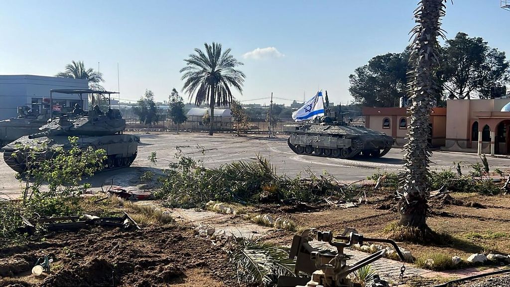 Tank-tank unit tempur Brigade Ke-401 Angkatan Darat Israel memasuki area gerbang perbatasan Rafah, pintu perbatasan Gaza-Mesir, di Rafah, Jalur Gaza selatan, Selasa (7/5/2024). 
