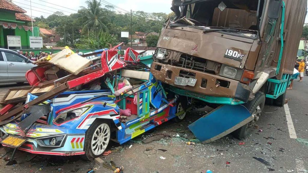 Oodng-odong dan mobil boks yang terlibat kecalakaan di Jalan Pantura, Kecamatan Banyuputih, Kabupaten Batang, Jawa Tengah, Jumat (22/3/2024). 