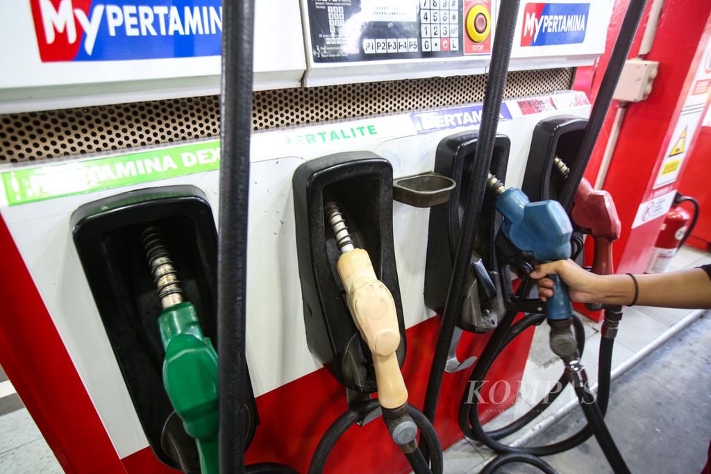 Petugas melayani pembelian bahan bakar minyak di SPBU Pertamina 31.128.02 MT Haryono, Jakarta, Senin (1/4/2024).