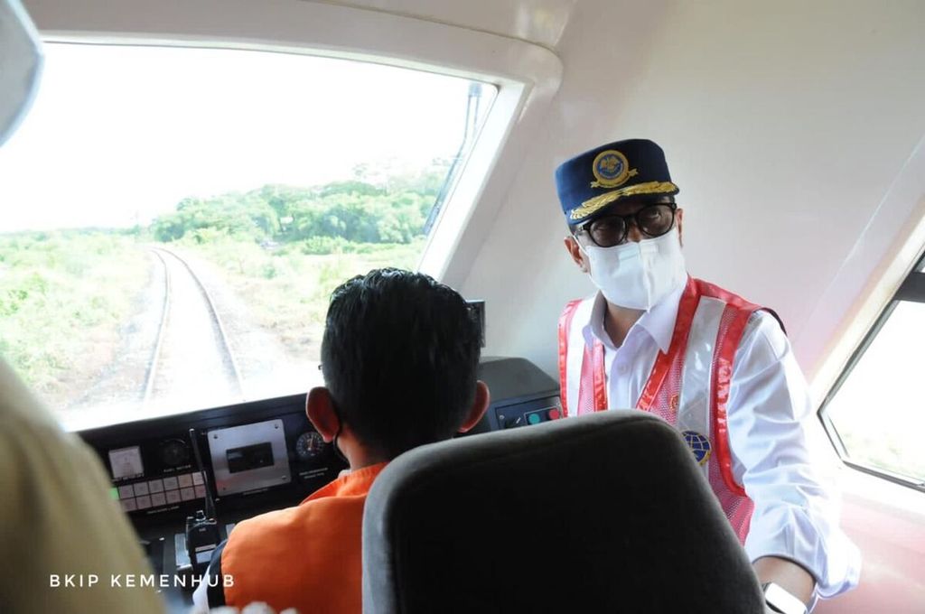 Menteri Perhubungan Budi Karya Sumadi mengendarai kereta inspeksi saat meninjau proyek KA Trans-Sulawesi di Barru, Sulsel, Sabtu (28/5/2022).
