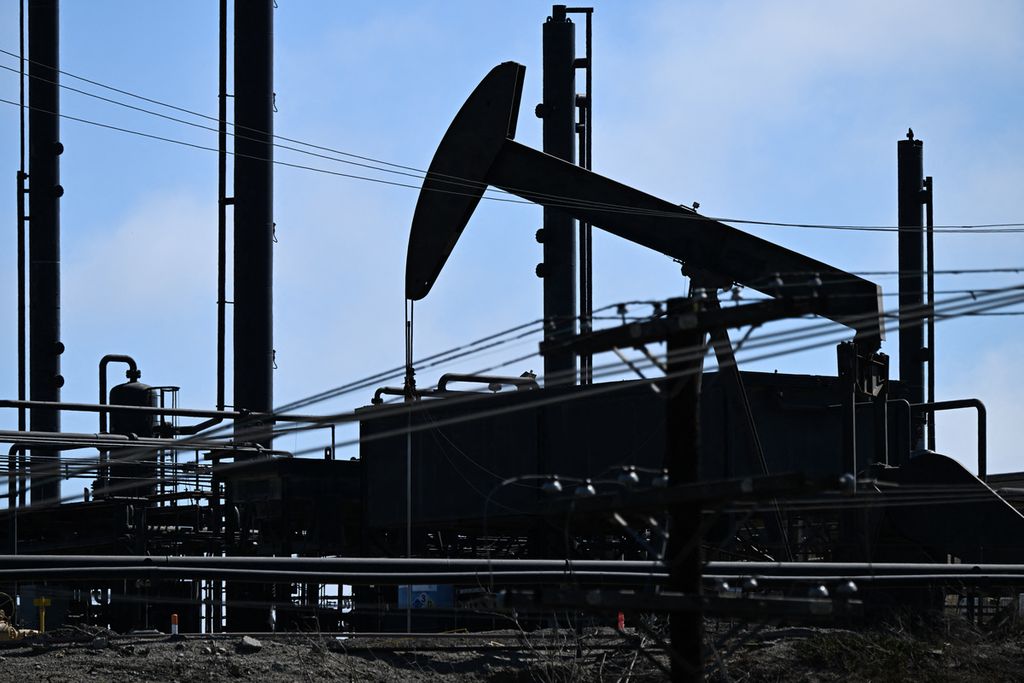 Pompa minyak di ladang minyak Inglewood terlihat dari Area Rekreasi Kenneth Hahn pada 13 Juli 2022 di Los Angeles, California, Amerika Serikat. 