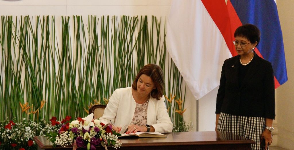 Menteri Luar Negeri RI Retno LP Marsudi menyambut Menteri Luar Negeri Slovenia Tanja Fajon, Rabu (24/5/2023), di Jakarta. 