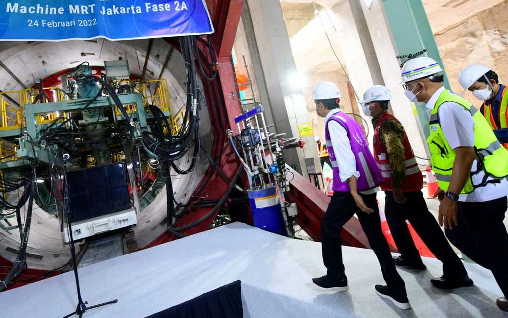 Presiden Joko Widodo pada peluncuran <i>tunnel boring machine </i>(TBM) MRT Jakarta fase 2A di Stasiun MRT Bundaran HI, Jakarta, Kamis (24/2/2022).