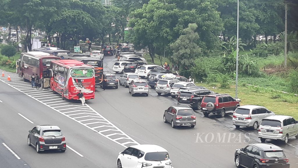 Kendaraan mengantre masuk ke <i>rest area</i> Kilometer 208B ruas Tol Palimanan-Kanci (Palikanci) di Cirebon, Jawa Barat, Sabtu (6/4/2024). Area istirahat menjadi salah satu titik rawan kepadatan.