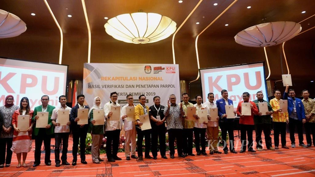 Ketua Komisi Pemilihan Umum (KPU) Arief Budiman bertepuk tangan seusai menyerahkan berita acara hasil verifikasi dan penetapan partai politik peserta Pemilu 2019 kepada partai politik yang mendaftar menjadi peserta Pemilu 2019 di Hotel Grand Mercure, Harmoni, Jakarta, Sabtu (17/2/2018). 