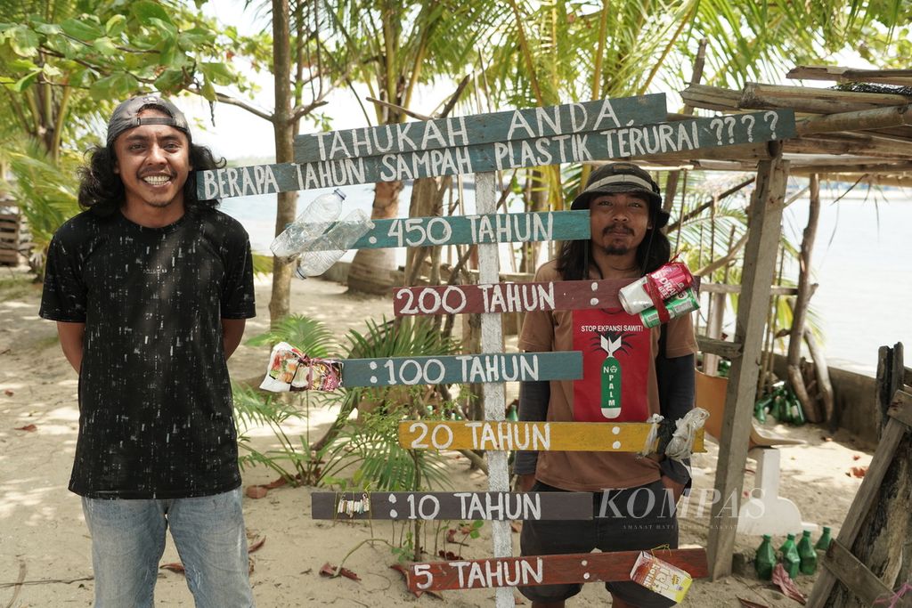 Fahmi Lolahi (kiri) dan Fahri Lolahi, kakak beradik penjaga Pulau Tulang, di Tobelo, Halmahera Utara, Maluku Utara, awal September 2023.
