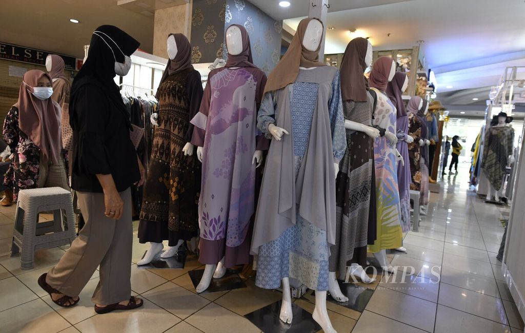 Pengunjung melihat koleksi busana pada salah satu gerai di Thamrin City, Jakarta Pusat, yang juga dikenal sebagai salah satu pusat belanja busana muslim, Kamis (3/6/2021). Indonesia memiliki potensi sebagai pemain utama industri <i>fashion</i> Muslim dunia karena memiliki keanekaragaman produk.