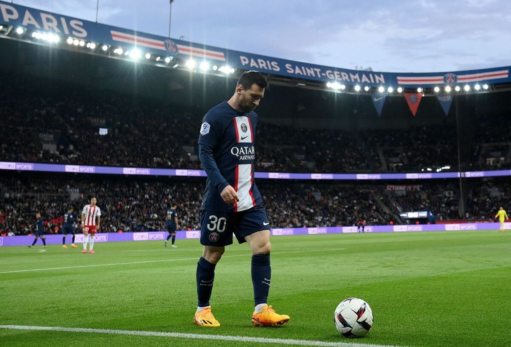 Bintang Paris Saint-Germain Lionel Messi berjalan menggiring bola untuk mengambil tendangan penjuru pada laga Liga Perancis antara PSG and Ajaccio di Stadion Parc des Princes, Paris 13 Mei 2023. Messi dicemooh pendukung PSG sepanjang laga. 
