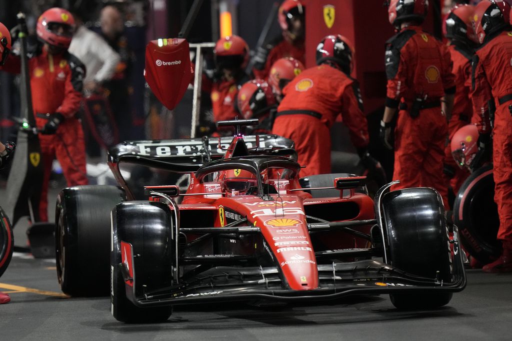 Pebalap Ferrari, Carlos Sainz, memasuki <i>pit stop</i> dalam Grand Prix Formula 1 seri Arab Saudi di Sirkuit Jeddah Corniche, Jeddah, Minggu (19/3/2023). 
