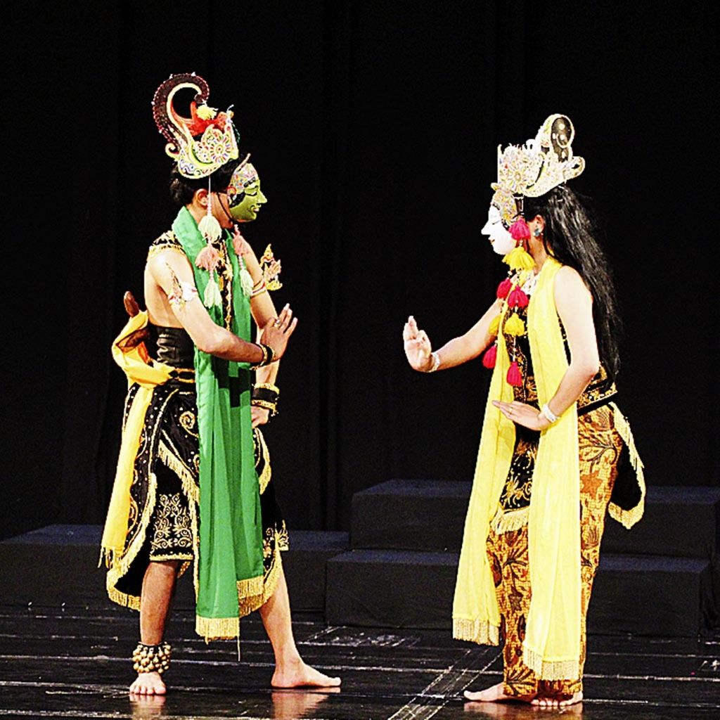 Wayang Topeng Malang menampilkan Panji Asmorobangun yang sedang membujuk istrinya, Dewi Sekartaji, untuk mendampinginya memerintah di Kerajaan Jenggolo Manik. Lakon ini dipentaskan di Teater Pewayangan Kautaman, TMII, Jakarta, akhir Oktober 2017.