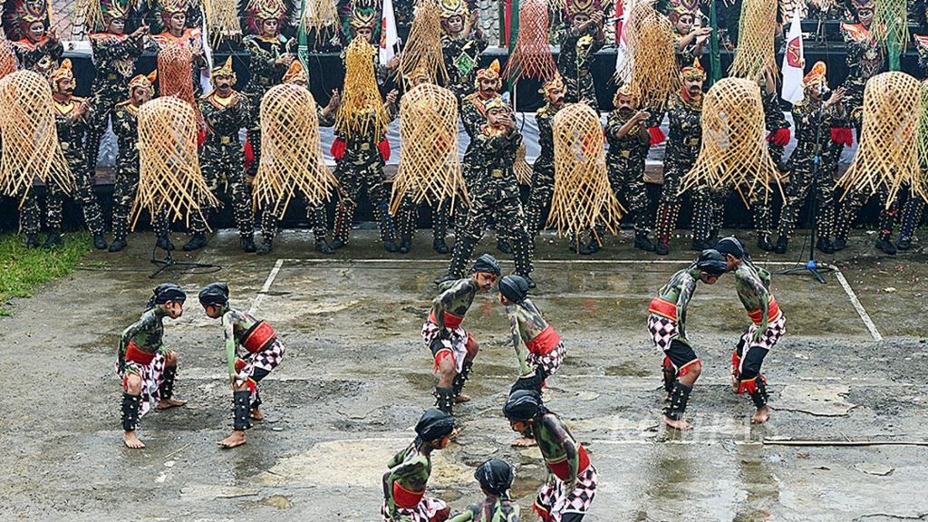 Anggota Banser Nahdlatul Ulama dan seniman Komunitas Lima Gunung berkolaborasi dalam sebuah tari di Dusun Gejayan, Desa Banyusidi, Kecamatan Pakis, Kabupaten Magelang, Jawa Tengah, Rabu (10/2/2016). 