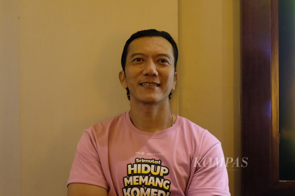 Aktor Teuku Rifnu Wikana hadir saat peluncuran poster dan <i>trailer</i> film <i>Srimulat: Hidup Memang Komedi </i>di Jakarta, Selasa (31/10/2023).