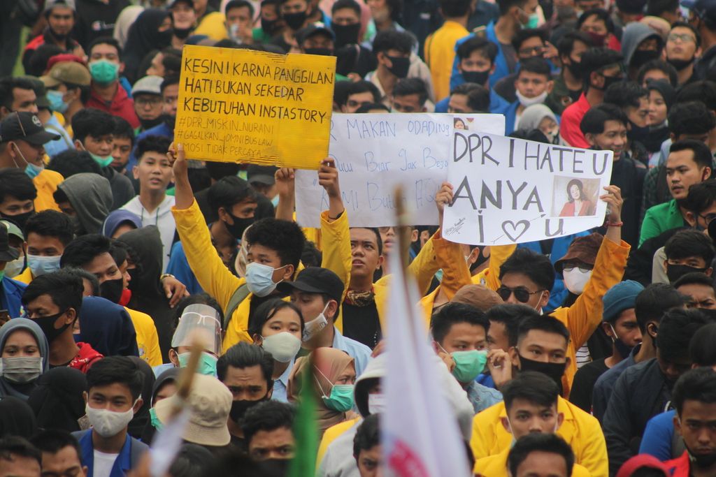 Ribuan mahasiswa dan buruh berkumpul di halaman Kantor DPRD Sumatera Selatan di Palembang, Kamis (8/10/2020). Mereka menuntut DPRD Sumsel menyampaikan aspirasi mereka menolak RUU Cipta Kerja. Mereka menilai RUU ini akan merugikan buruh.