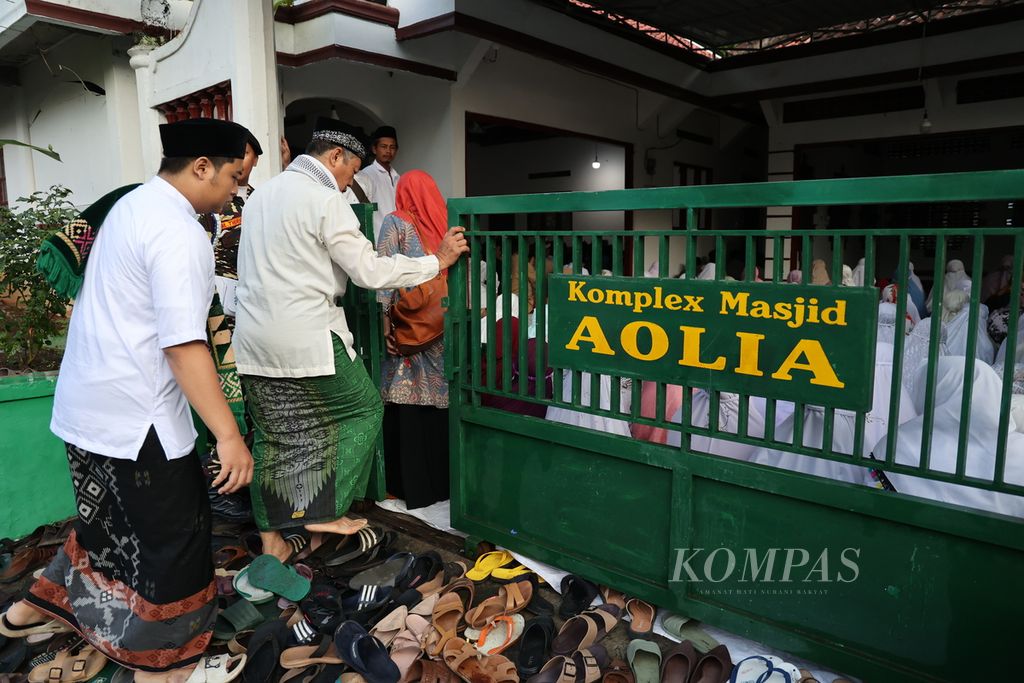 Sejumlah warga yang tergabung dalam Jemaah Masjid Aolia menunaikan Shalat Idul Fitri 1445 Hijriah di Desa Giriharjo, Panggang, Kabupaten Gunungkidul, DI Yogyakarta, Jumat (5/4/2024). 