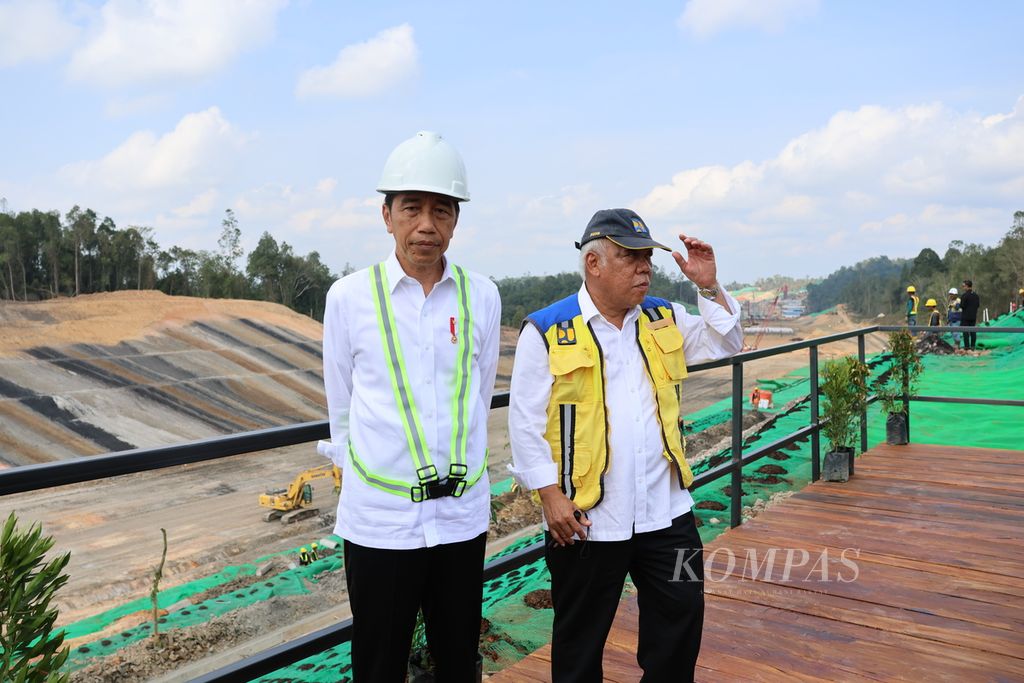 Presiden Joko Widodo memberikan keterangan kepada wartawan di sela kunjungannya melihat pembangunan IKN di Provinsi Kalimantan Timur, Rabu (1/11/2023). 