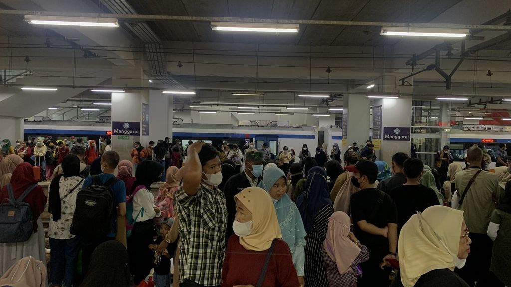 Aktivitas penumpang saat hari libur Lebaran terakhir di Stasiun Manggarai, Jakarta, Selasa (25/4/2023). Selama libur Lebaran, PT KCI mencatat ada 3 juta penumpang yang menggunakan moda KRL Jabodetabek.