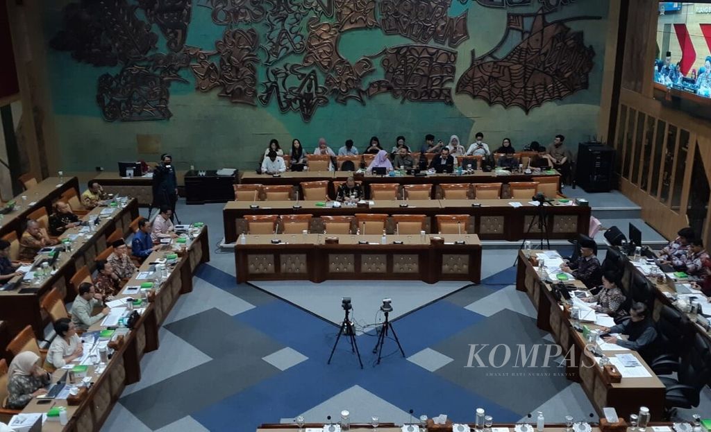 Suasana rapat kerja Komisi X DPR dengan Kementerian Pendidikan, Kebudayaan, Riset, dan Teknologi di Jakarta, Selasa (7/11/2023). Komisi X DPR mendesak Kemendikbudristek mengakselerasi realisasi anggaran.