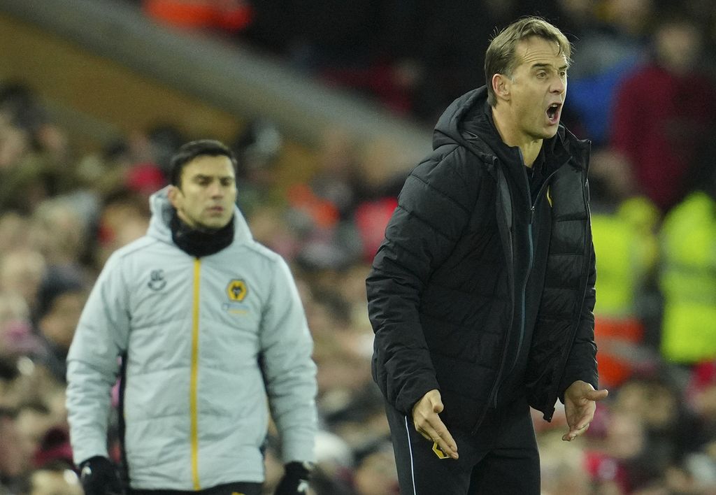 The reaction of Wolverhampton Wanderers Manager Julen Lopetegui during the third round of the FA Cup match between Liverpool and Wolverhampton Wanderers, which ended in a 2-2 draw at Anfield Stadium on Sunday (8/1/2023) early morning WIB. Lopetegui has become the new manager of West Ham United, replacing David Moyes.