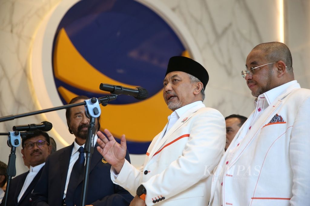 Ketua Umum Partai NasDem Surya Paloh (dua dari kiri) bersama Presiden Partai Keadilan Sejahtera (PKS) Ahmad Syaikhu (dua dari kanan) memberikan keterangan pers seusai pertemuan di Kantor DPP Partai Nasdem, Jakarta, Rabu (22/6/2022). 