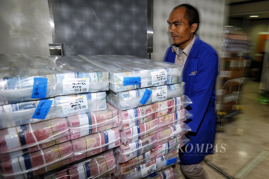 Petugas menyiapkan uang tunai di Cash Center PT Bank Mandiri (Persero) Tbk, Jakarta, Kamis (13/4/2023). 