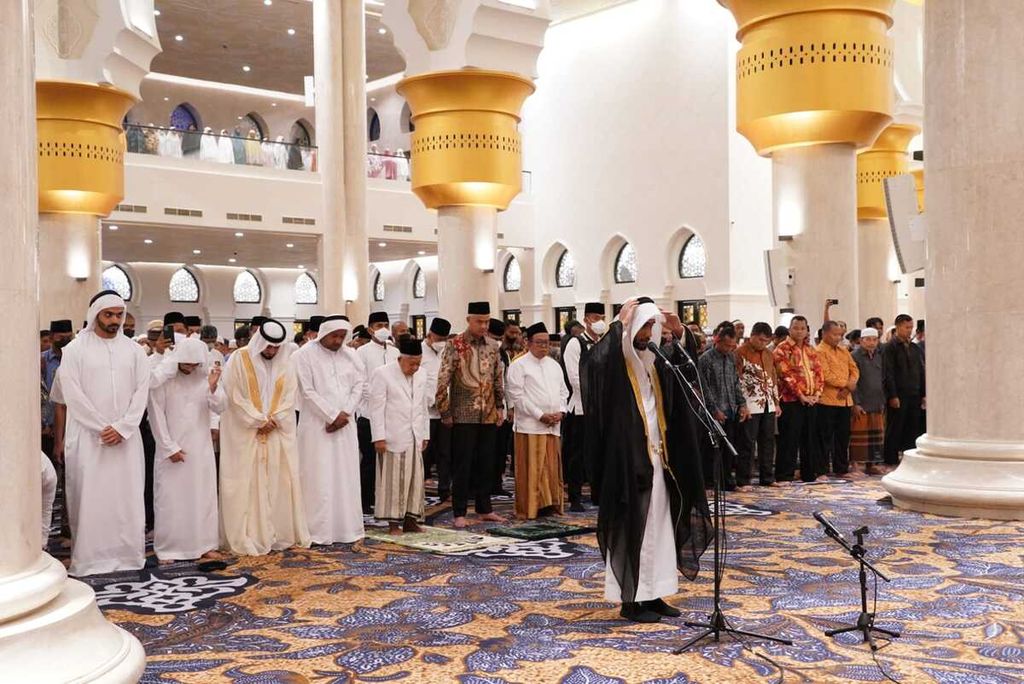 Wakil Presiden Ma'ruf Amin shalat Subuh berjemaah di Masjid Raya Syekh Zayed Solo, Provinsi Jawa Tengah, Rabu (1/3/2023). Masjid tersebut merupakan replika Sheikh Zayed Grand Mosque Abu Dhabi, Uni Emirat Arab. 
