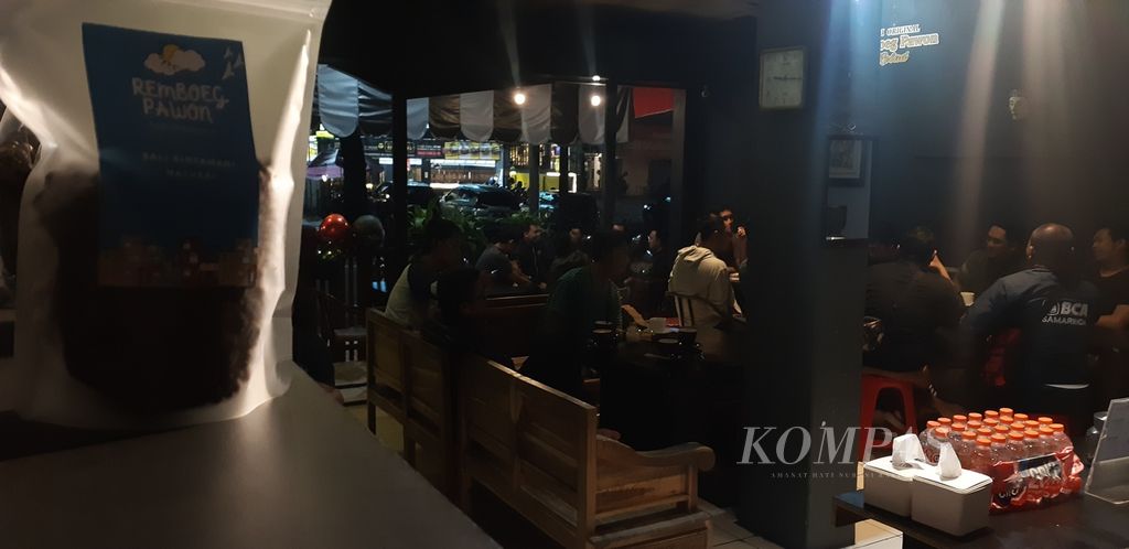 Suasana padat sebuah kafe di Kota Malang pada Lebaran 2022, Jumat (6/5/2022). Selain warung makan dan pusat oleh-oleh, sejumlah kafe di Kota Malang juga menjadi pusat berkumpulnya masyarakat pada Lebaran 2022 ini. 