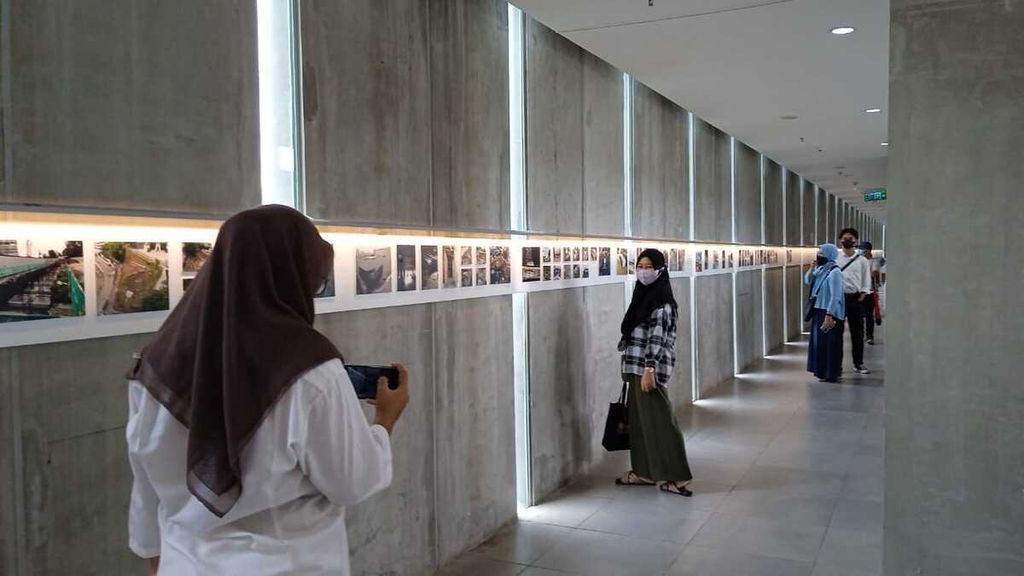 Seorang perempuan mengabadikan foto temannya di lorong perpustakaan Jakarta pada pada Jumat (30/12/2022).