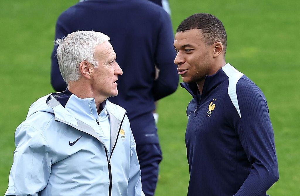 Pelatih Perancis Didier Deschamps (kiri) berbicara dengan Kylian Mbappe pada sesi latihan di Stadion Paul Janes, Duesseldorf, Jerman, untuk menghadapi laga Piala Eropa 2024 tanggal 16 Juni 2024. 