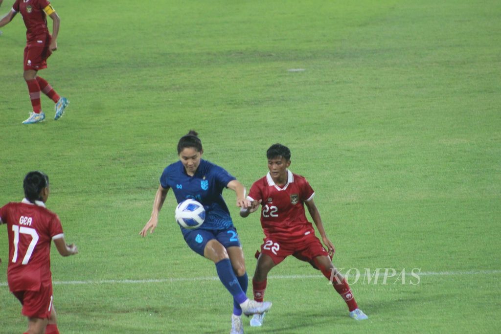 Pemain Thailand, Chattaya Pratumkul (biru), berebut bola dengan pemain timnas Indonesia, Aulia Al Mabruroh, dalam pertandingan Semifinal Sepak Bola Putri AFF 2023 di Stadion Gelora Sriwijaya Jakabaring, Palembang, Sumatera Selatan, Kamis (13/7/2023). Dalam pertandingan tersebut, Indonesia kalah telak 1-7 dari Thailand.