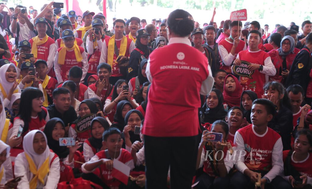 Children talk with the Minister of Women's Empowerment and Child Protection, Yohana Yembise during the peak of the 2019 National Children's Day which was held at Karebosi Field, Makassar, South Sulawesi, Tuesday (23/7/2019).
