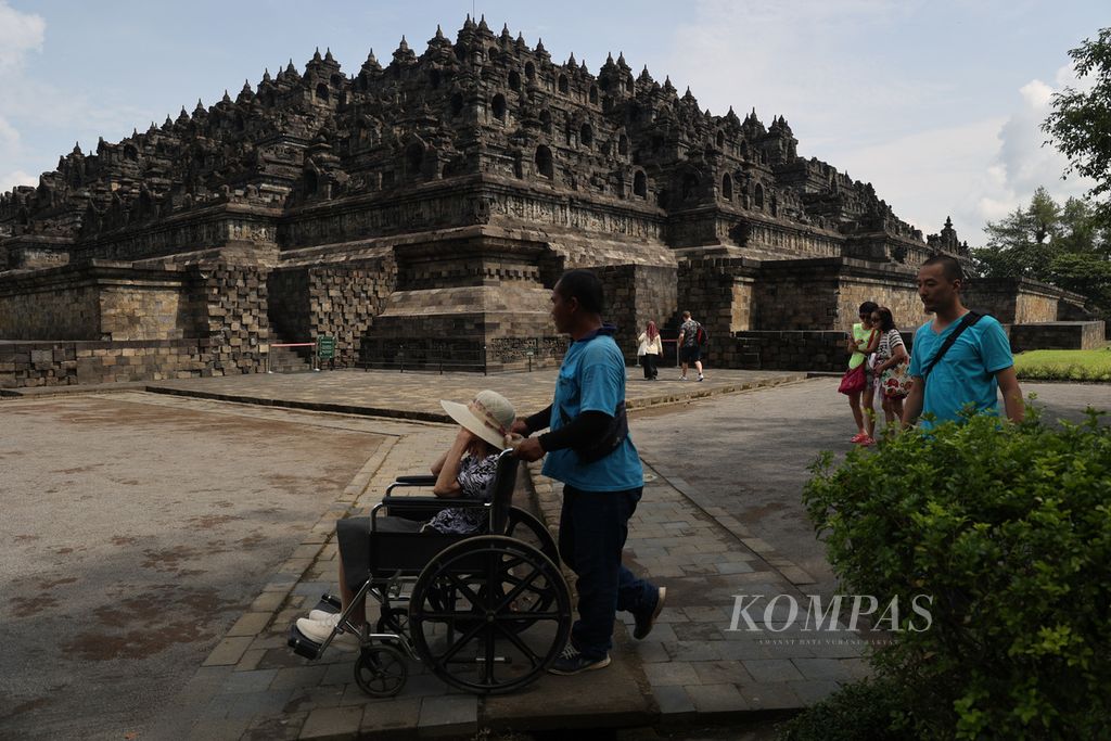 Wisatawan mengunjungi Candi Borobudur di Kabupaten Magelang, Jawa Tengah, Sabtu (25/3/2023). 