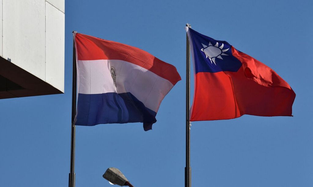 Bendera Paraguay (kiri) dan bendera Taiwan berkibar di luar Kedutaan Besar Taiwan di Asuncion, Paraguay, 26 April 2023. 