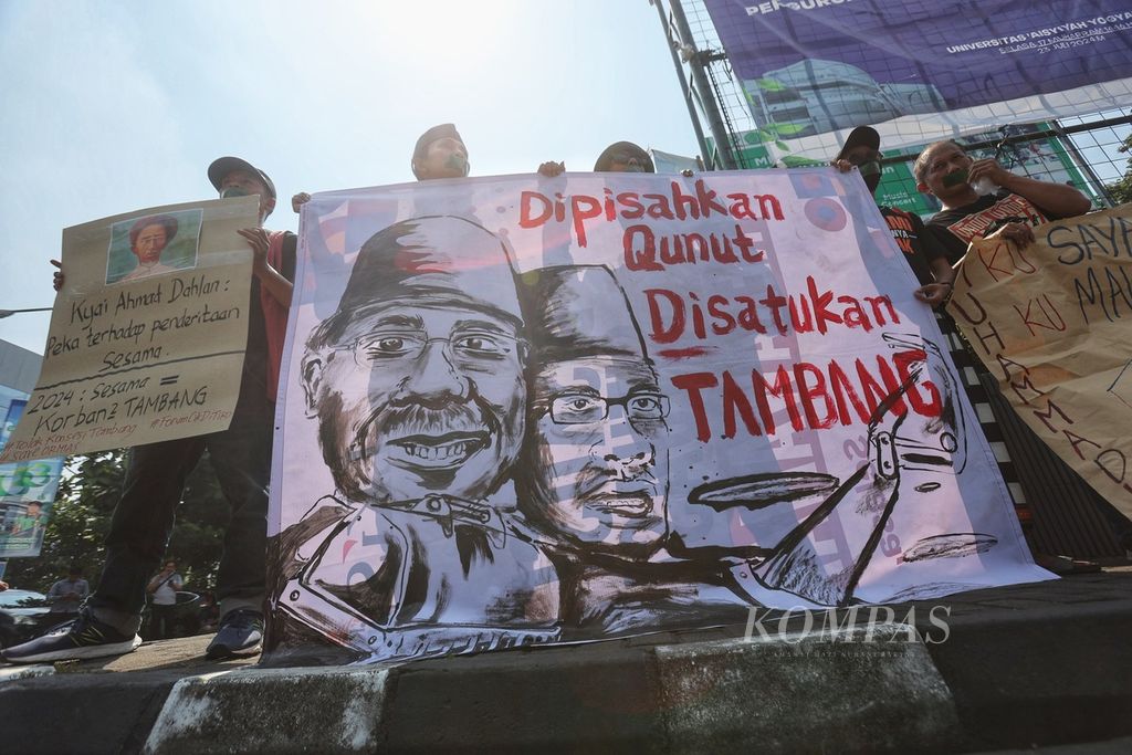 Pengunjuk rasa dari Forum Cik Di Tiro dan Jaringan Gugat Demokrasi menggelar aksi protes saat berlangsung kegiatan Konsolidasi Nasional Muhammadiyah di Universitas Aisyiyah, Sleman, DI Yogyakarta, Sabtu (27/7/2024). Konsolidasi yang digelar oleh Pimpinan Pusat Muhammadiyah tersebut diduga salah satunya sebagai forum untuk menentukan apakah PP Muhammadiyah akan setuju atau menolak keterlibatan ormas keagamaan dalam bisnis tambang. Unjuk rasa itu untuk menentang keterlibatan ormas keagamaan dalam bisnis tambang. 