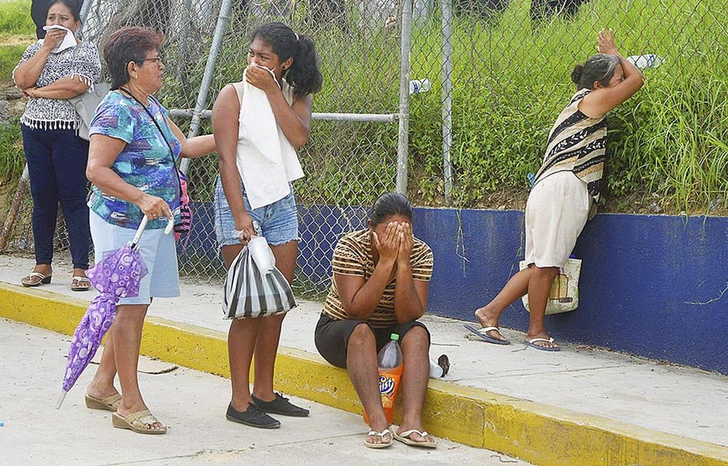Para  keluarga tahanan  menunggu di luar penjara Las Cruces di Acapulco, Negara Bagian Guerrero, Meksiko, menyusul kerusuhan para tahanan yang menyebabkan 28 orang tewas dan 3 orang lainnya luka-luka, Kamis (6/7).  